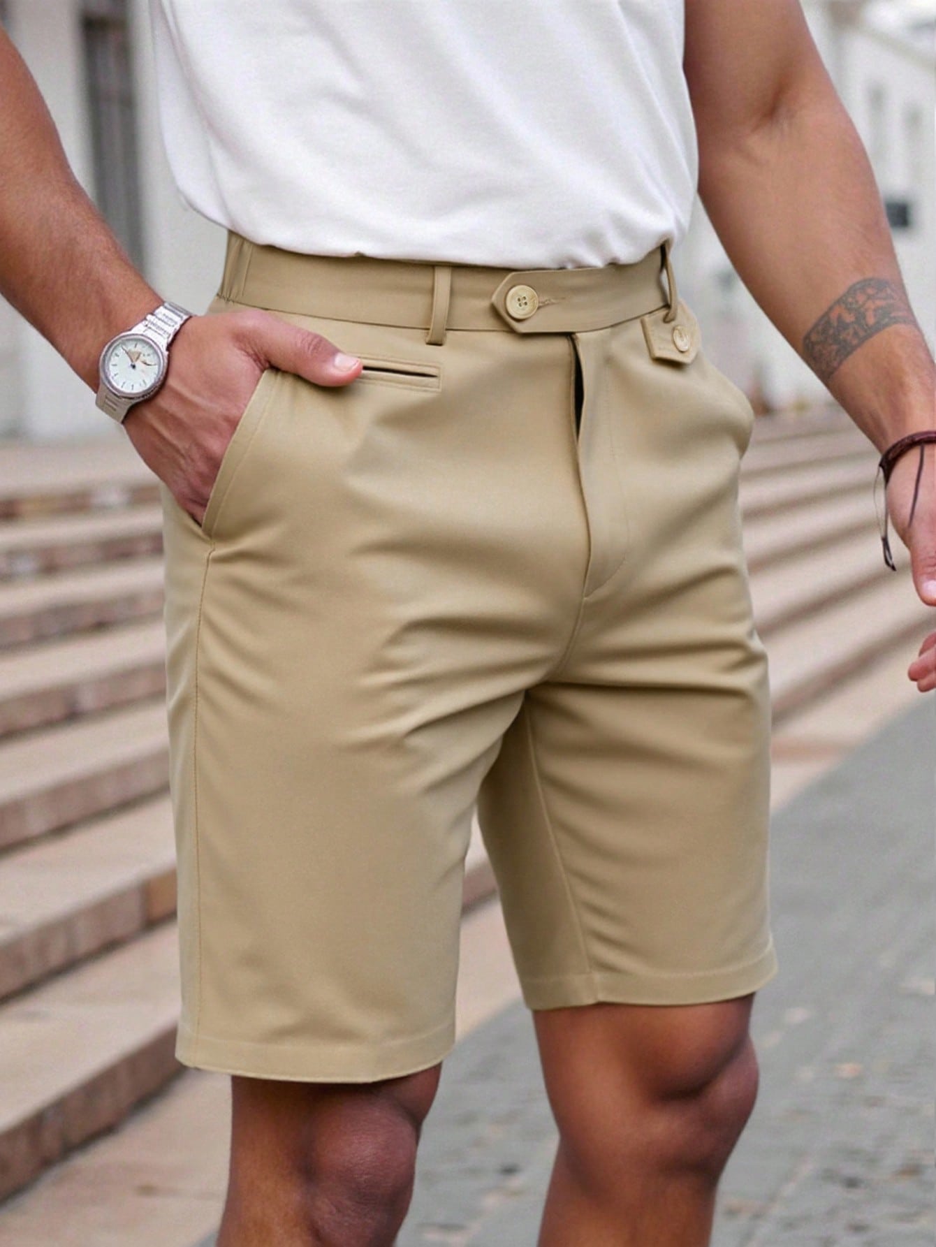 Bermuda Masculina Alfaiatada Com Botões Decorativos Bermuda Masculina Alfaiatada Com Botões Decorativos