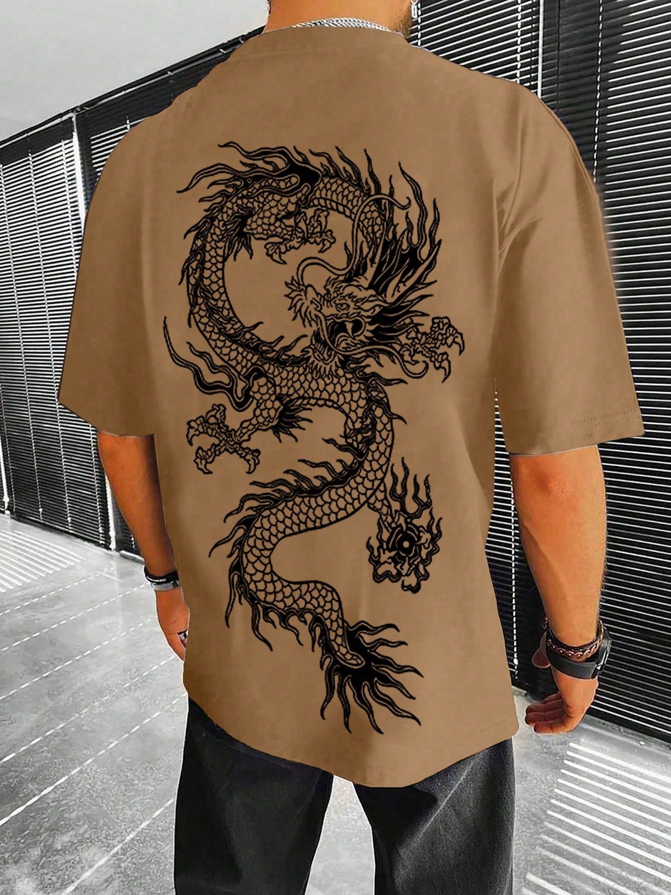 Camiseta Masculina Oversized Estampa De Dragão Urbana Castanho / PP Camiseta Masculina Oversized Estampa De Dragão