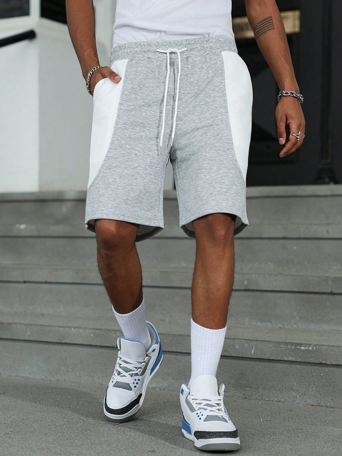 Shorts Masculino Casual Com Design Em Blocos E Cintura Ajustável Cinza Claro / PP Shorts Masculino Casual Com Design Em