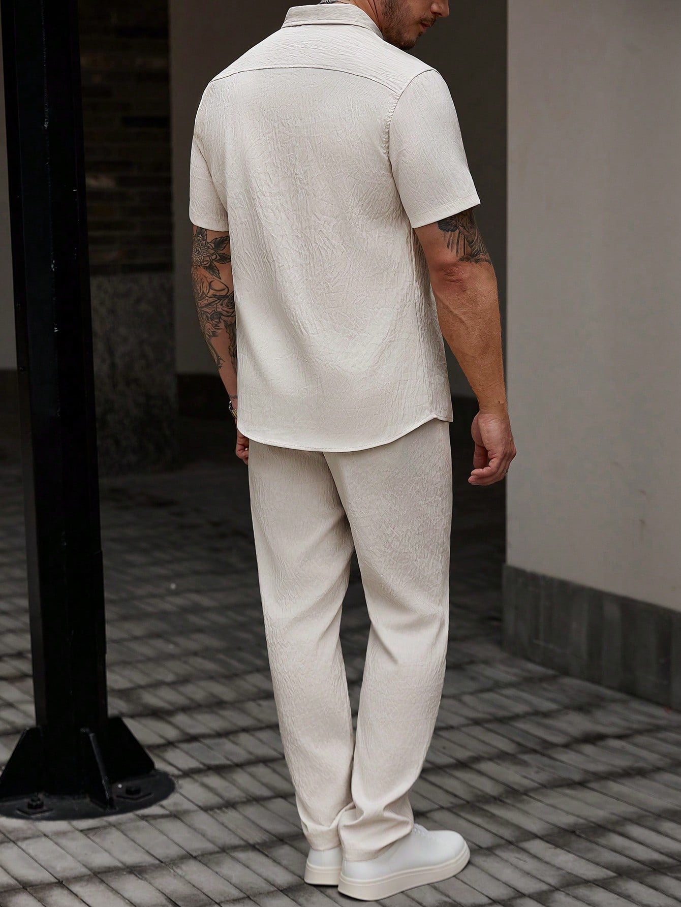 Conjunto Masculino Camisa Lisa E Calça Com Bolsos Utilitários Conjunto Masculino Camisa Lisa E Calça Com Bolsos