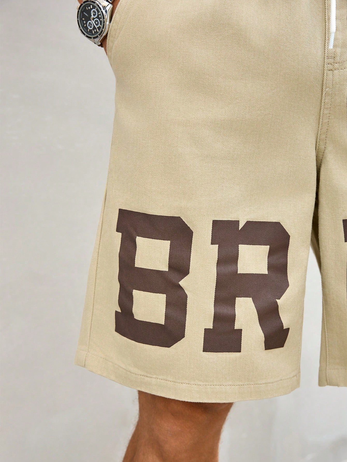 Shorts Masculino Jeans Solto Com Estampa Frontal Lettering Shorts Masculino Jeans Solto Com Estampa Frontal Lettering