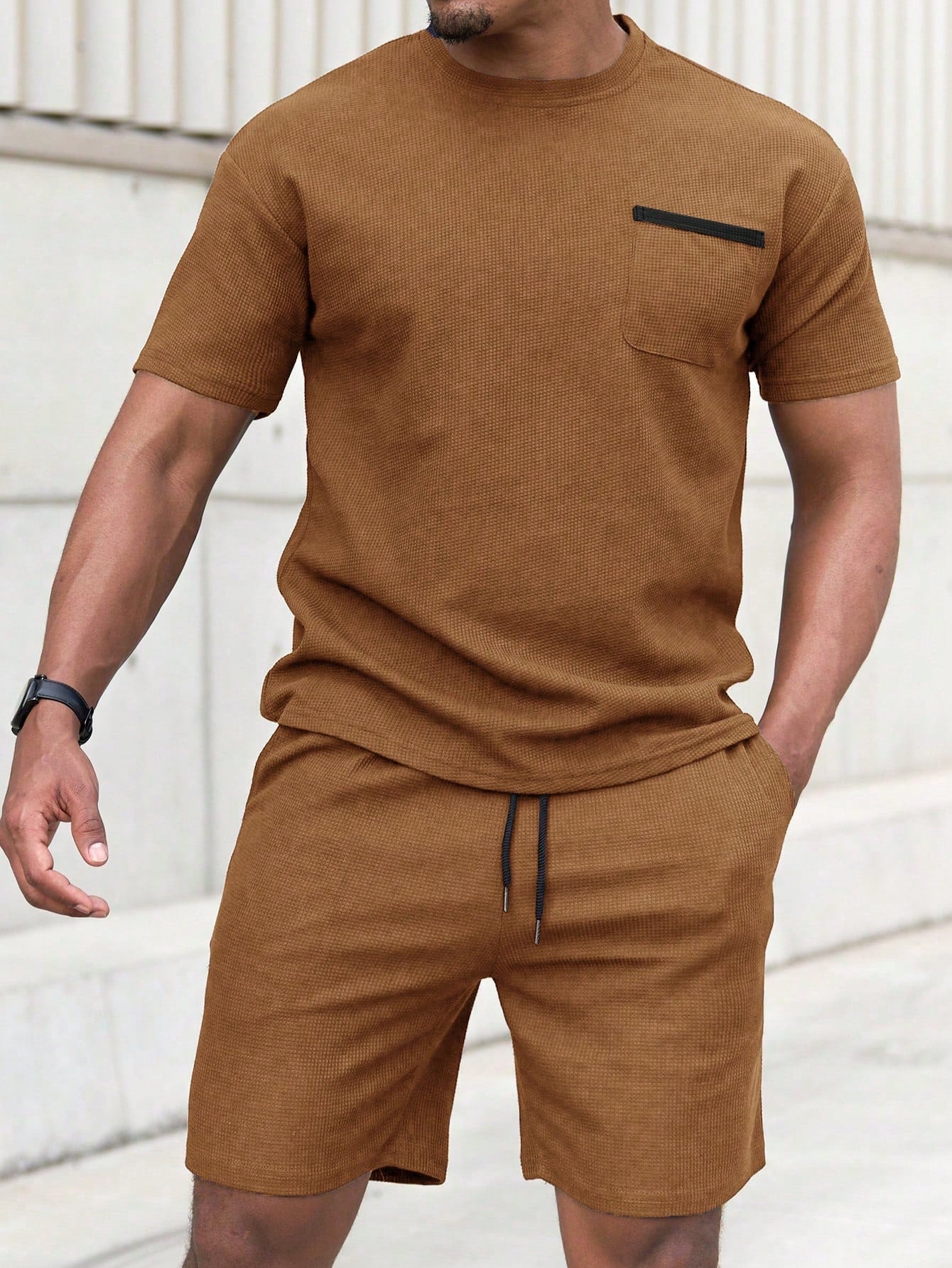 Conjunto Masculino Camiseta Com Bolso E Shorts Cós Ajustável Café / PP Conjunto Masculino Camiseta Com Bolso E Shorts