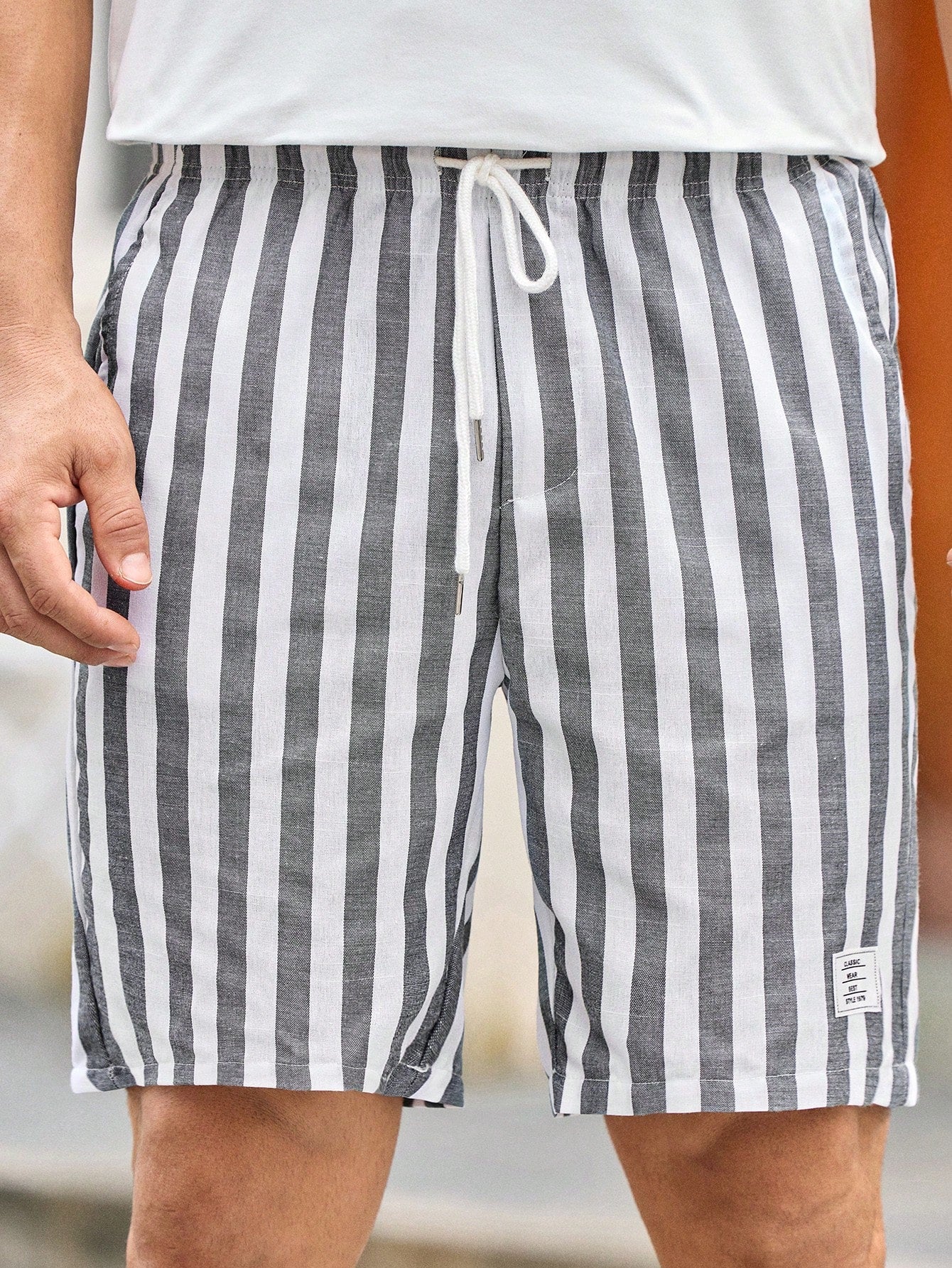 Shorts Masculino Listrado Com Cós Elástico E Cordão Ajustável Shorts Masculino Listrado Com Cós Elástico E Cordão