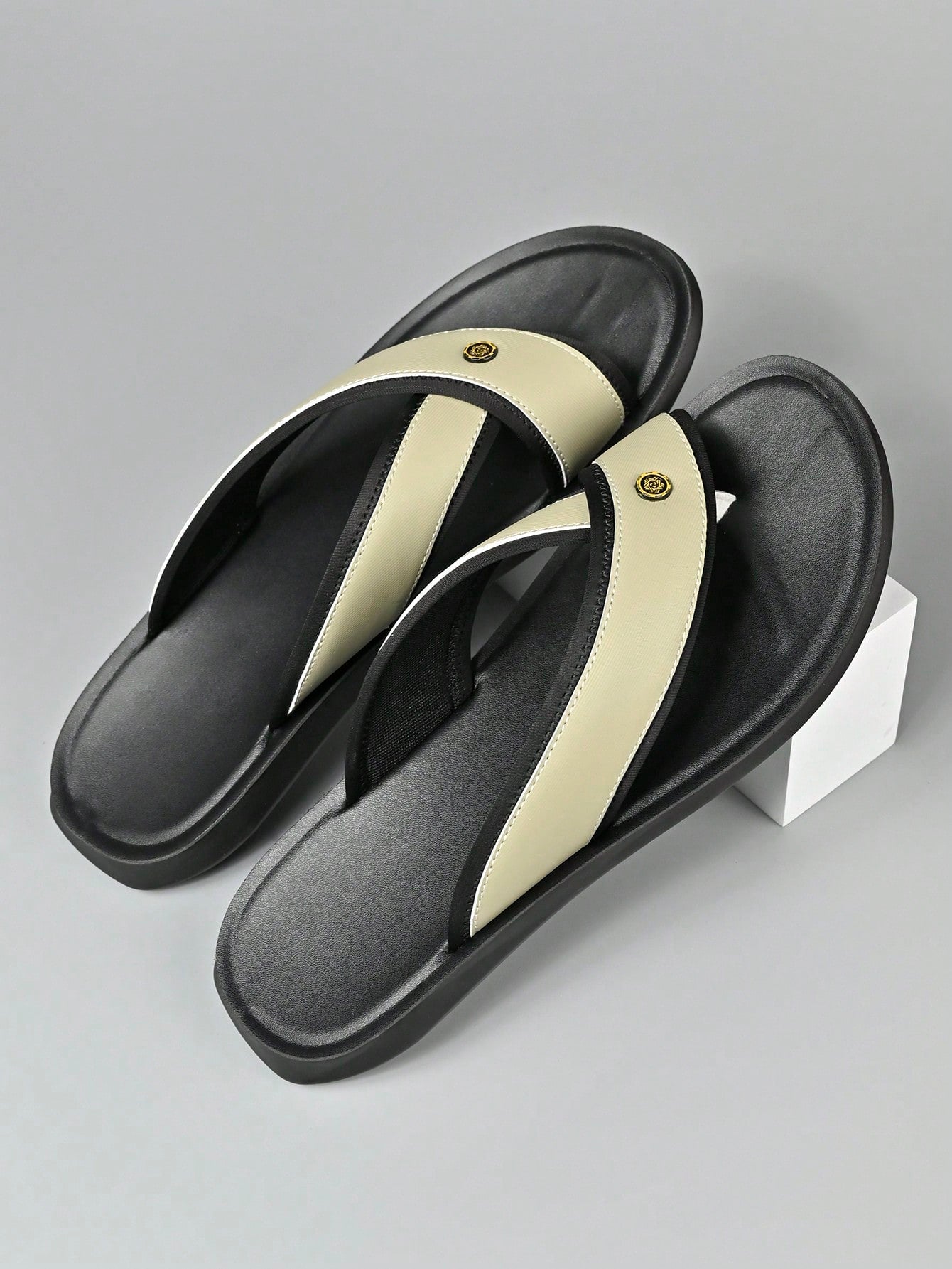 Chinelo Masculino Casual Aberto Estilo Patchwork Solado Fino Chinelo Masculino Casual Aberto Estilo Patchwork Solado