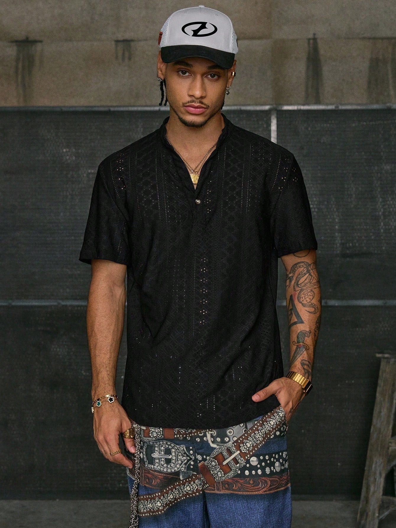 Camiseta Masculina Gola Padre Textura Rendada Preto / PP Camiseta Masculina Gola Padre Textura Rendada