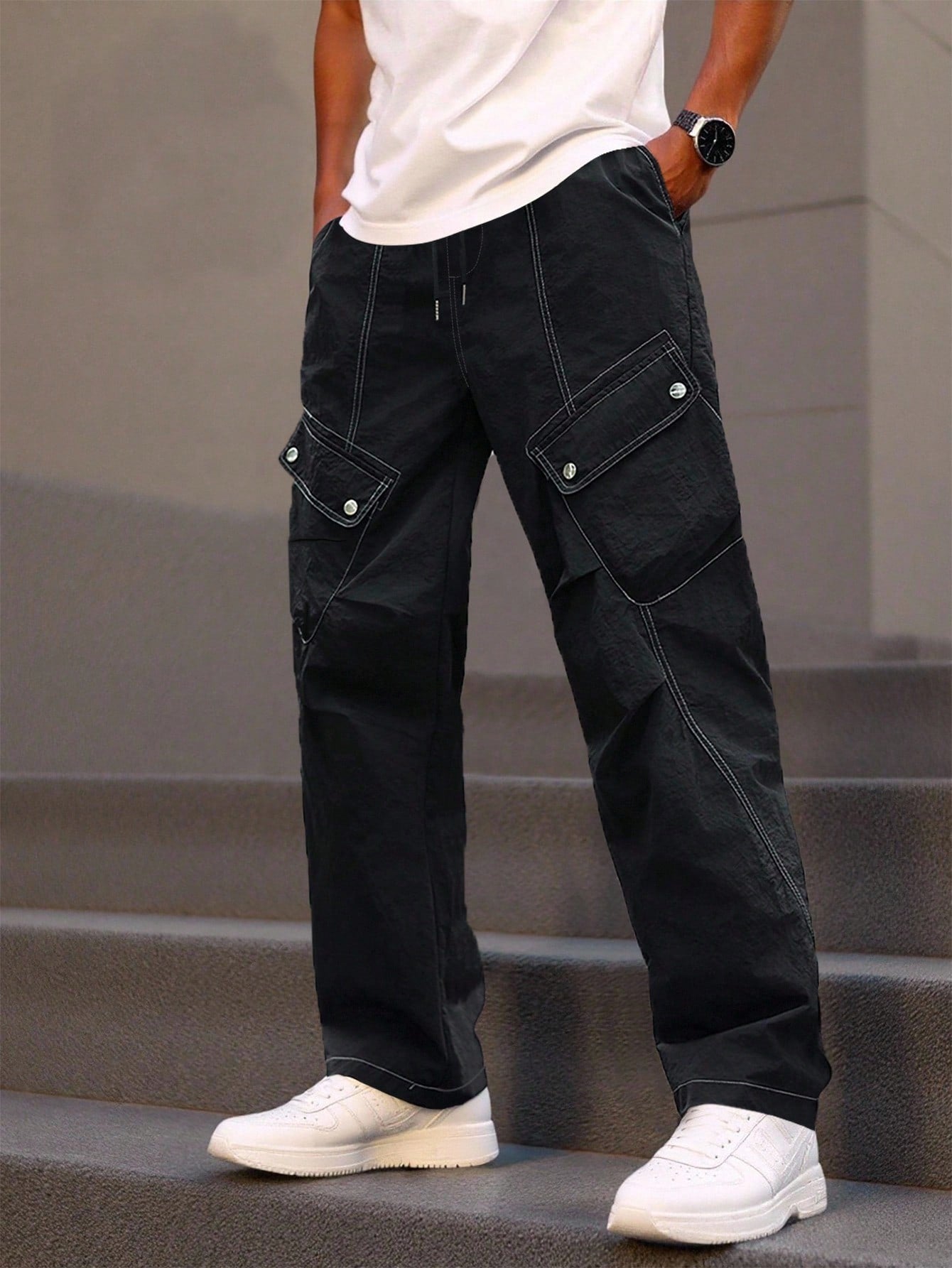 Calça Masculina Cargo Com Costura Marcada E Bolsos Frontais Preto / PP Calça Masculina Cargo Com Costura Marcada E