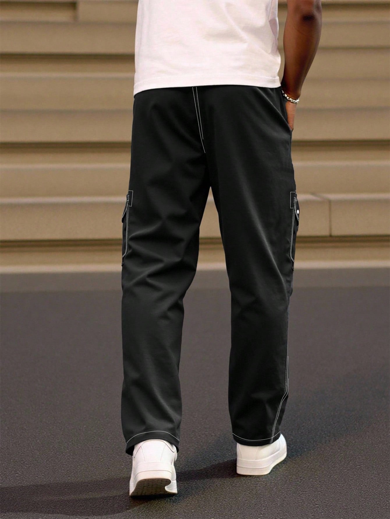 Calça Masculina Cargo Com Costura Marcada E Bolsos Frontais Calça Masculina Cargo Com Costura Marcada E Bolsos Frontais