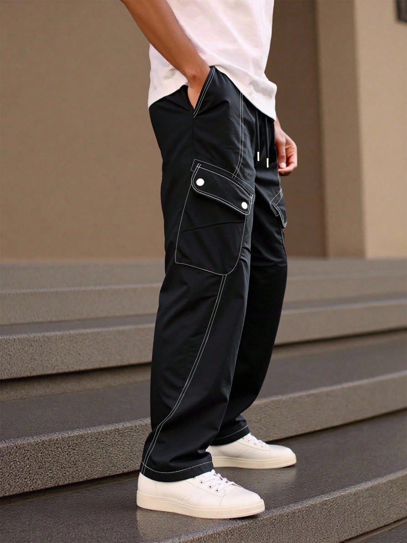 Calça Masculina Cargo Com Costura Marcada E Bolsos Frontais Calça Masculina Cargo Com Costura Marcada E Bolsos Frontais