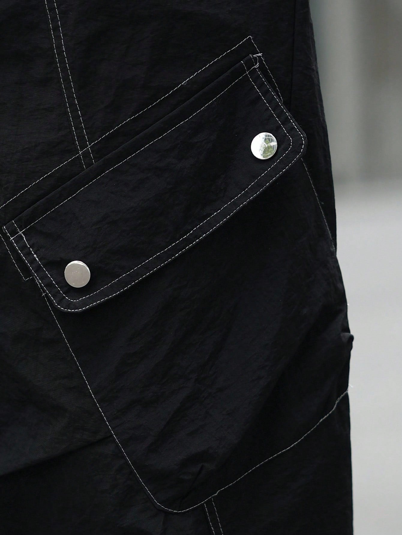 Calça Masculina Cargo Com Costura Marcada E Bolsos Frontais Calça Masculina Cargo Com Costura Marcada E Bolsos Frontais