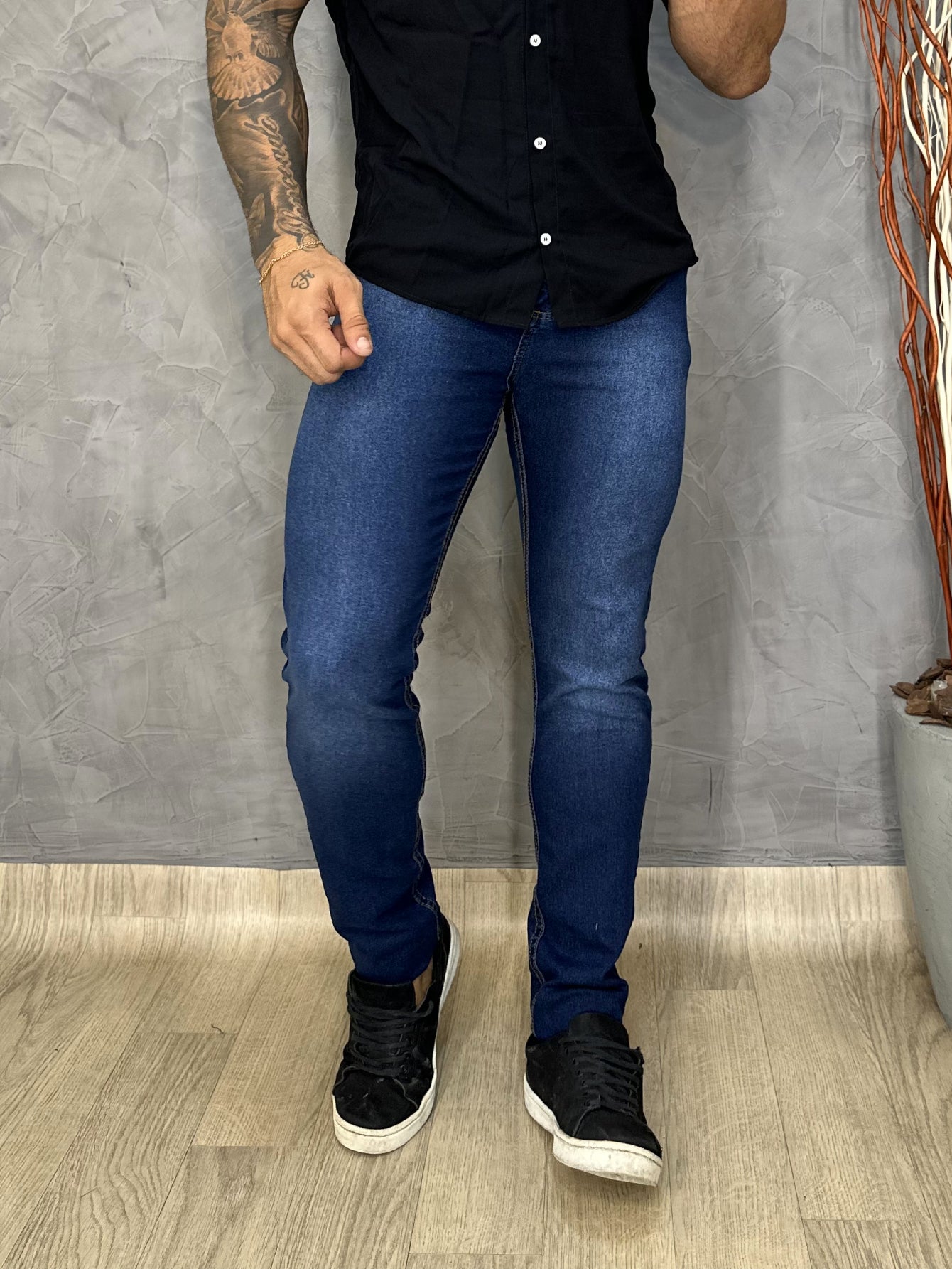 Calça Masculina Jeans Slim Fit Com Lavagem Clara E Estilo Urbano Calça Masculina Jeans Slim Fit Costura Contrastante E