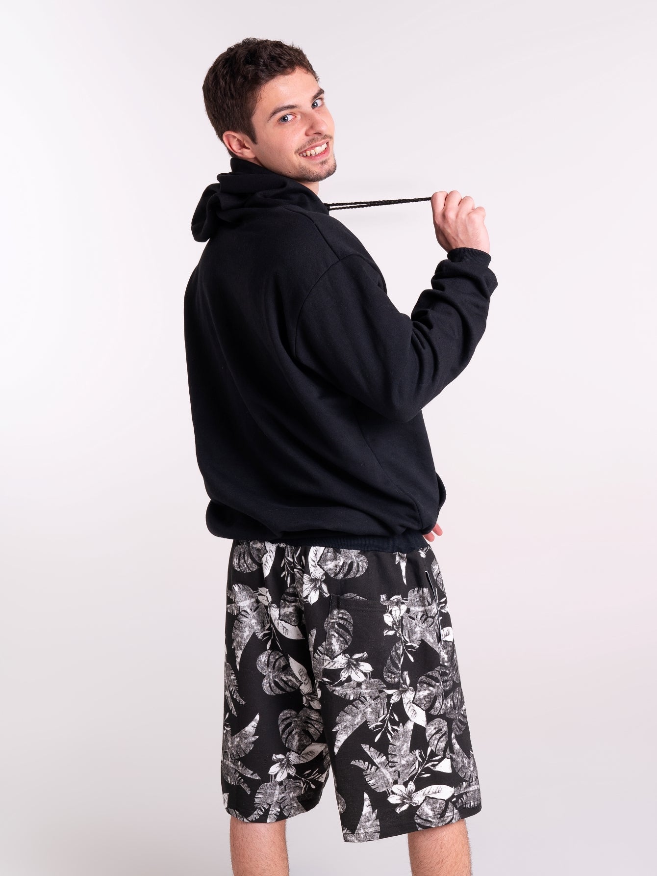 Bermuda Masculina Moletom Camuflada Com Visual Despojado Bermuda Masculina Moletom Camuflada Com Visual Despojado