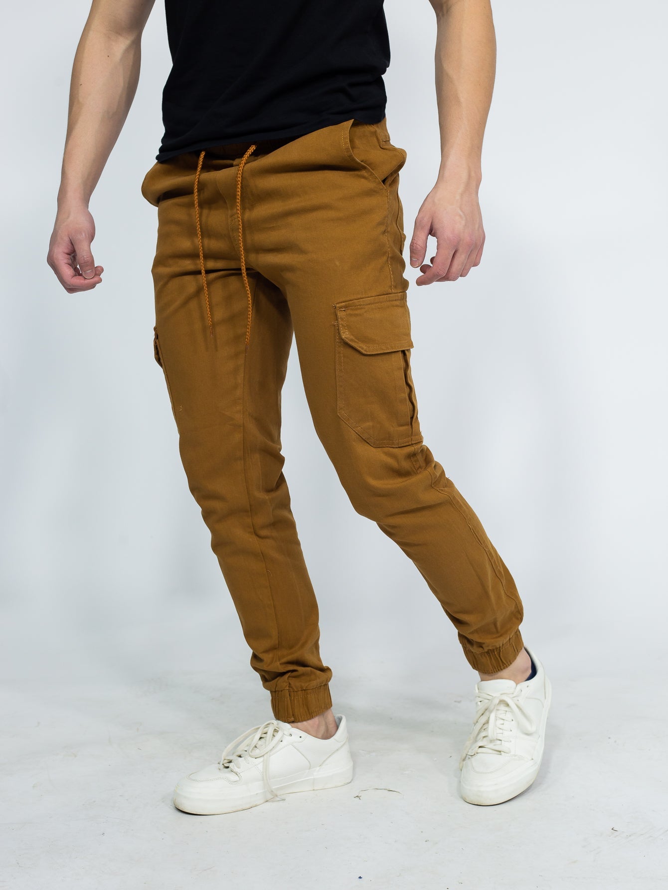 Calça Masculina Jogger Com Bolsos Laterais E Cintura Ajustável Calça Masculina Jogger Com Bolsos Laterais E Cintura