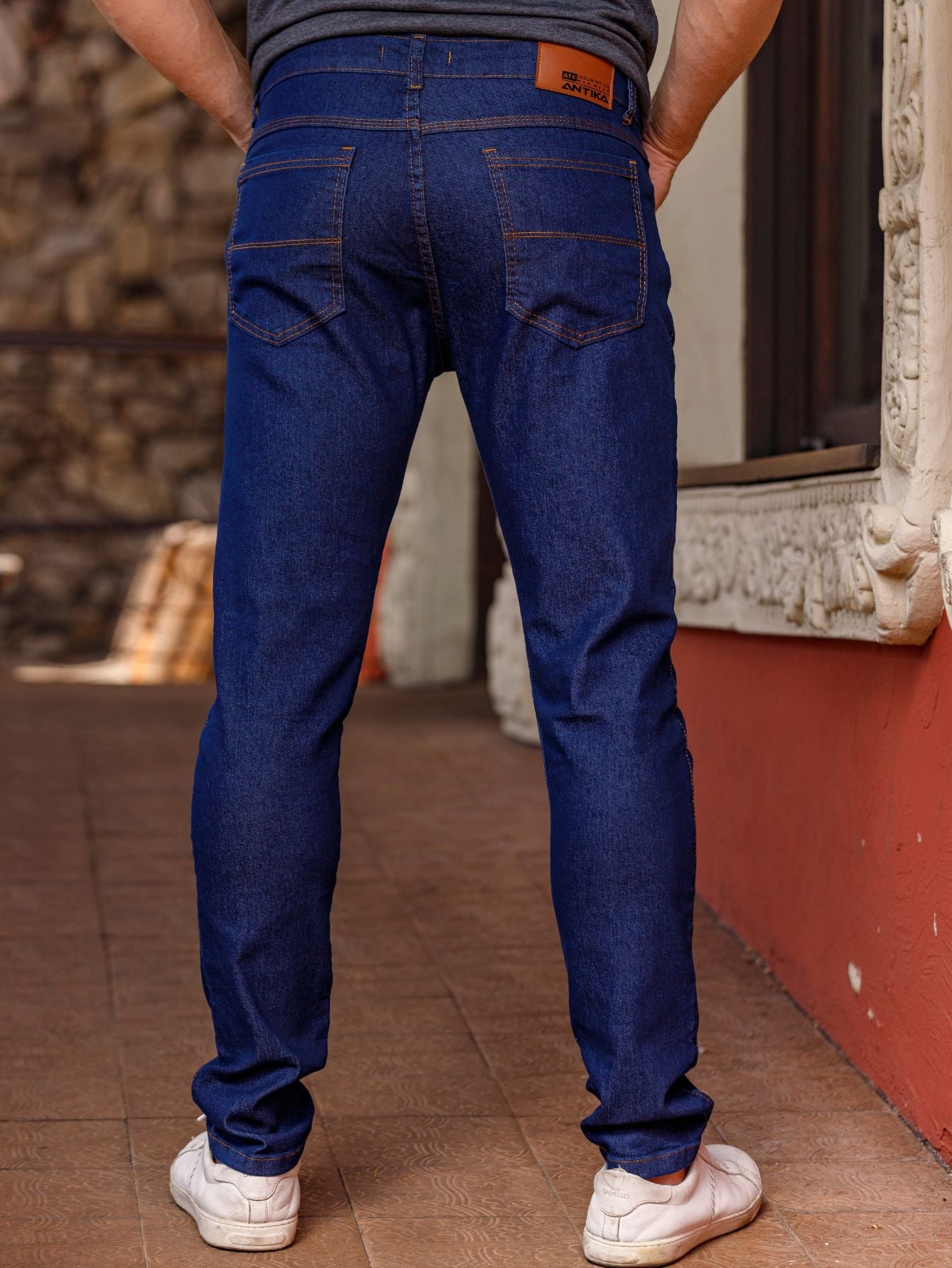Calça Masculina Jeans Slim Fit Com Cintura Tradicional E Bolsos Calça Masculina Jeans Slim Fit Com Cintura Tradicional