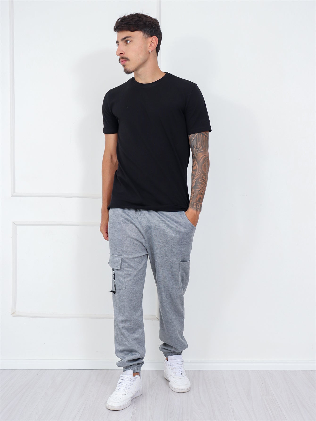 Calça Masculina Jogger Com Bolso Lateral E Estampa Frontal Calça Masculina Jogger Com Bolso Lateral E Estampa Frontal