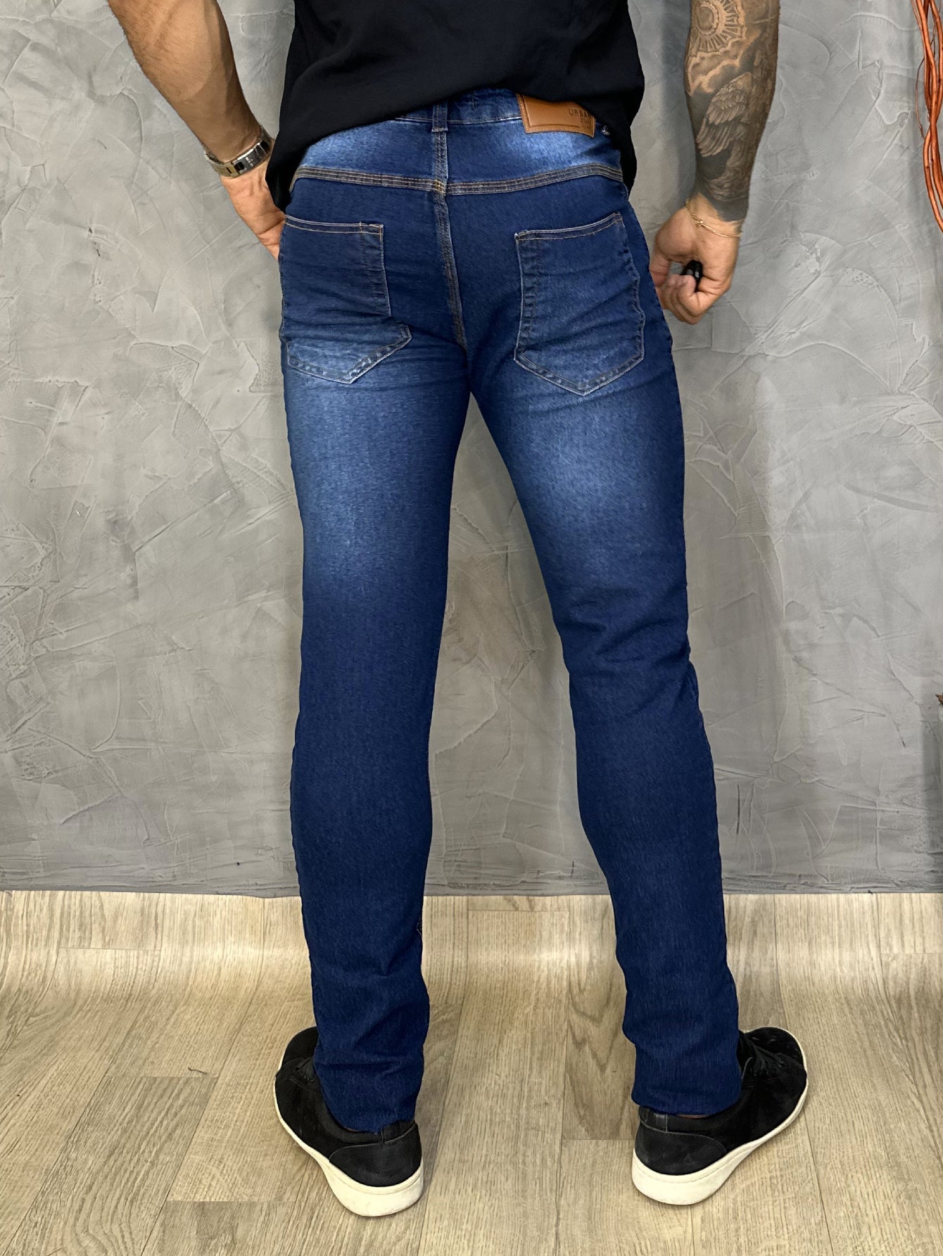 Calça Masculina Jeans Slim Fit Com Lavagem Clara E Estilo Urbano Calça Masculina Jeans Slim Fit Costura Contrastante E
