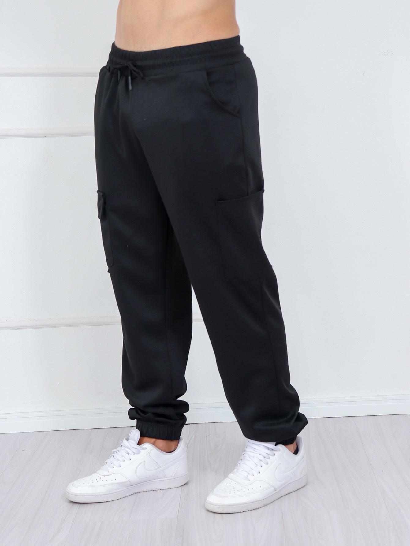 Calça Masculina Jogger Com Bolso Lateral E Estampa Frontal Calça Masculina Jogger Com Bolso Lateral E Estampa Frontal