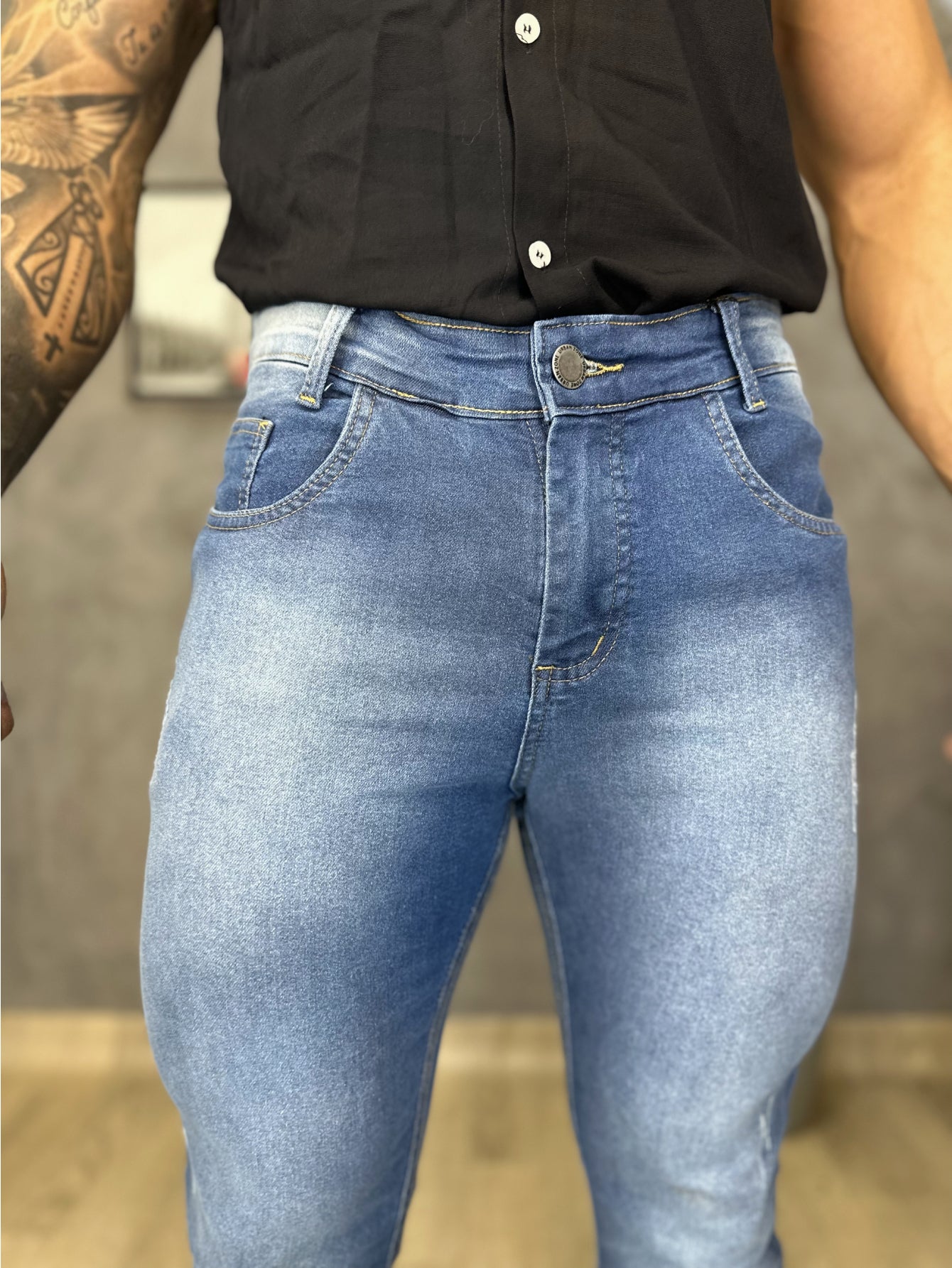 Calça Masculina Jeans Slim Fit Com Lavagem Clara E Estilo Urbano Calça Masculina Jeans Slim Fit Costura Contrastante E
