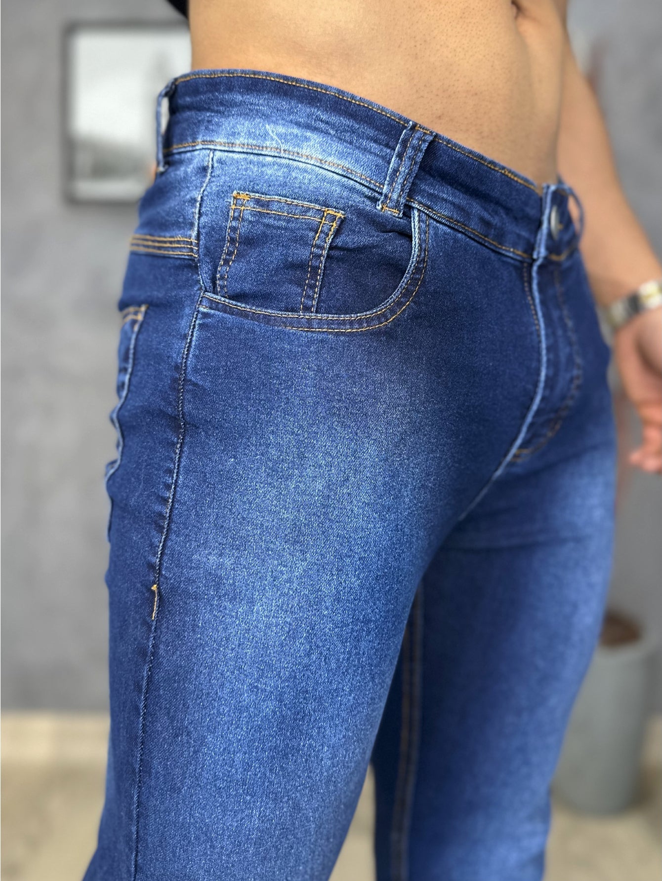 Calça Masculina Jeans Slim Fit Com Lavagem Clara E Estilo Urbano Calça Masculina Jeans Slim Fit Costura Contrastante E