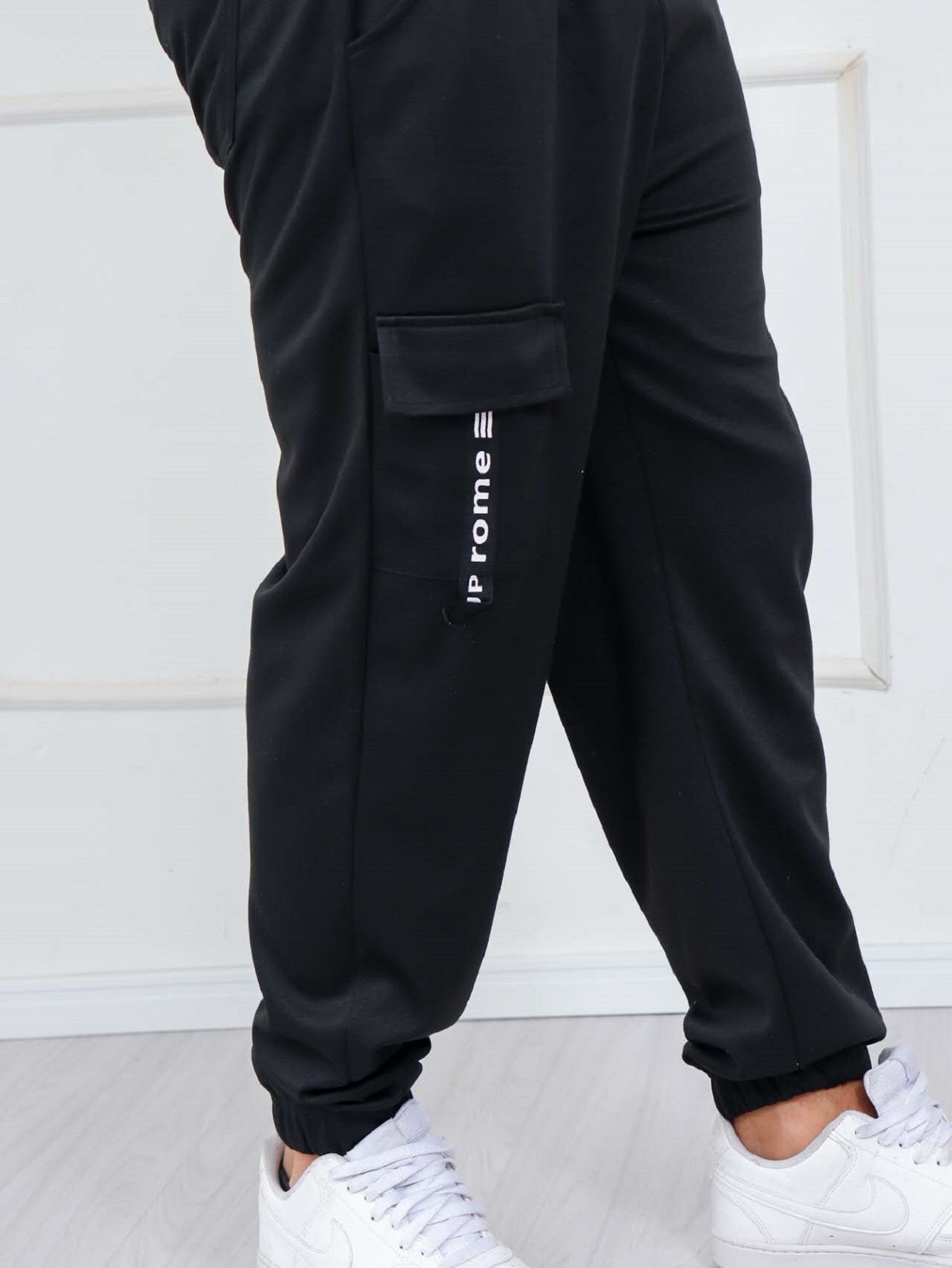 Calça Masculina Jogger Com Bolso Lateral E Estampa Frontal Preto / PP Calça Masculina Jogger Com Bolso Lateral E