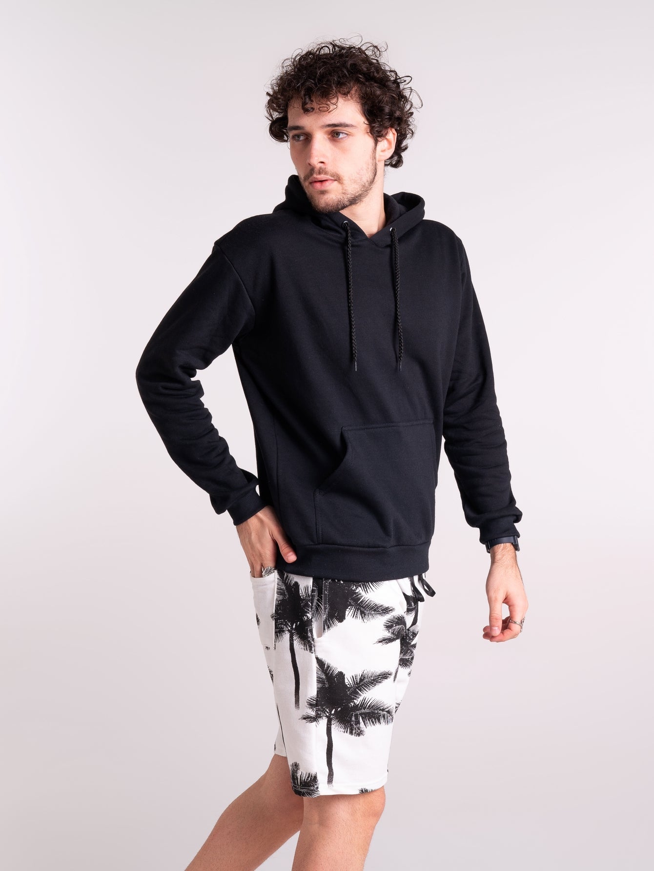 Bermuda Masculina Moletom Camuflada Com Visual Despojado Bermuda Masculina Moletom Camuflada Com Visual Despojado