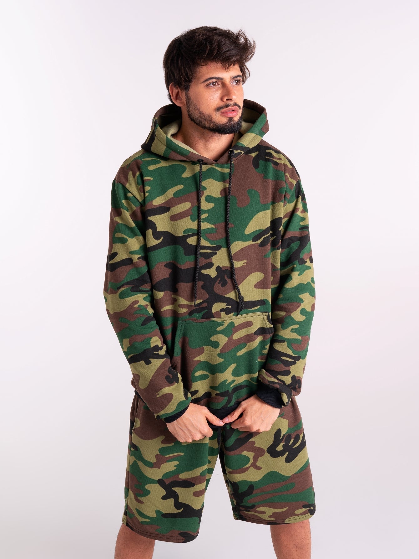 Bermuda Masculina Moletom Camuflada Com Visual Despojado Bermuda Masculina Moletom Camuflada Com Visual Despojado