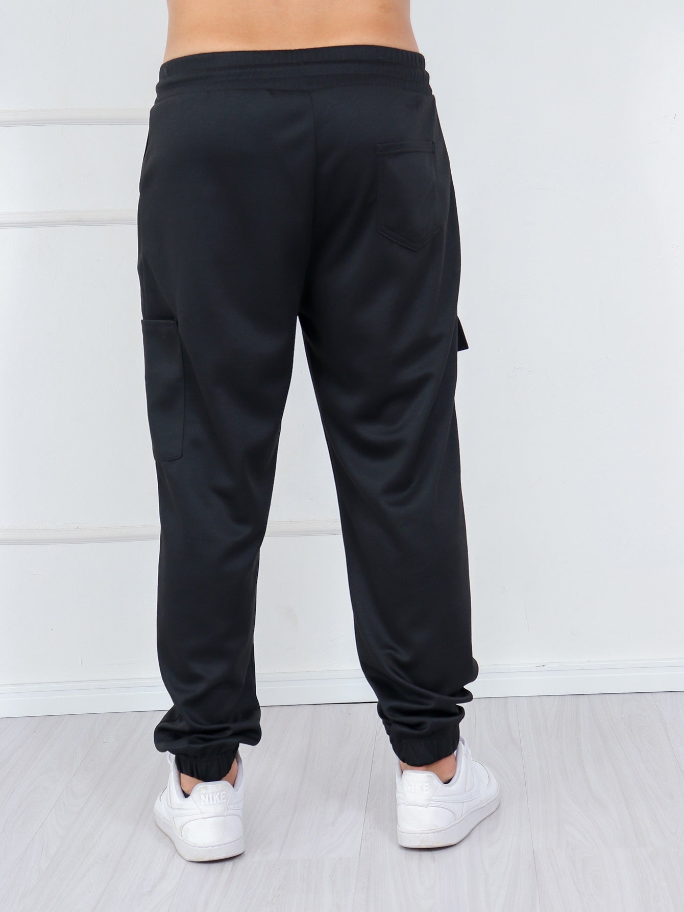 Calça Masculina Jogger Com Bolso Lateral E Estampa Frontal Calça Masculina Jogger Com Bolso Lateral E Estampa Frontal