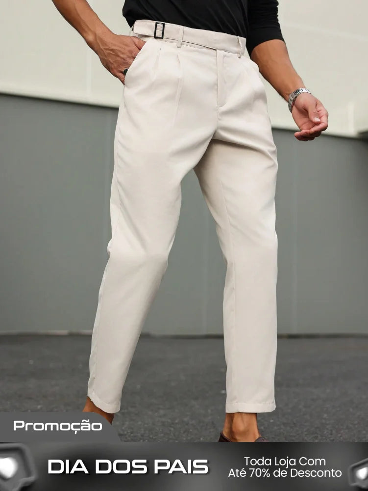 Calça Masculina Alfaiataria Com Cintura Alta E Pregas Frontais Calça Masculina Alfaiataria Com Cintura Alta E Pregas