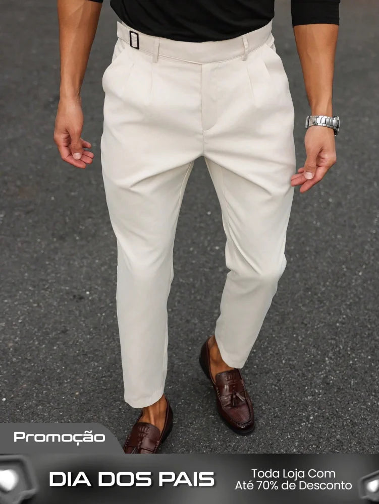 Calça Masculina Alfaiataria Com Cintura Alta E Pregas Frontais Calça Masculina Alfaiataria Com Cintura Alta E Pregas
