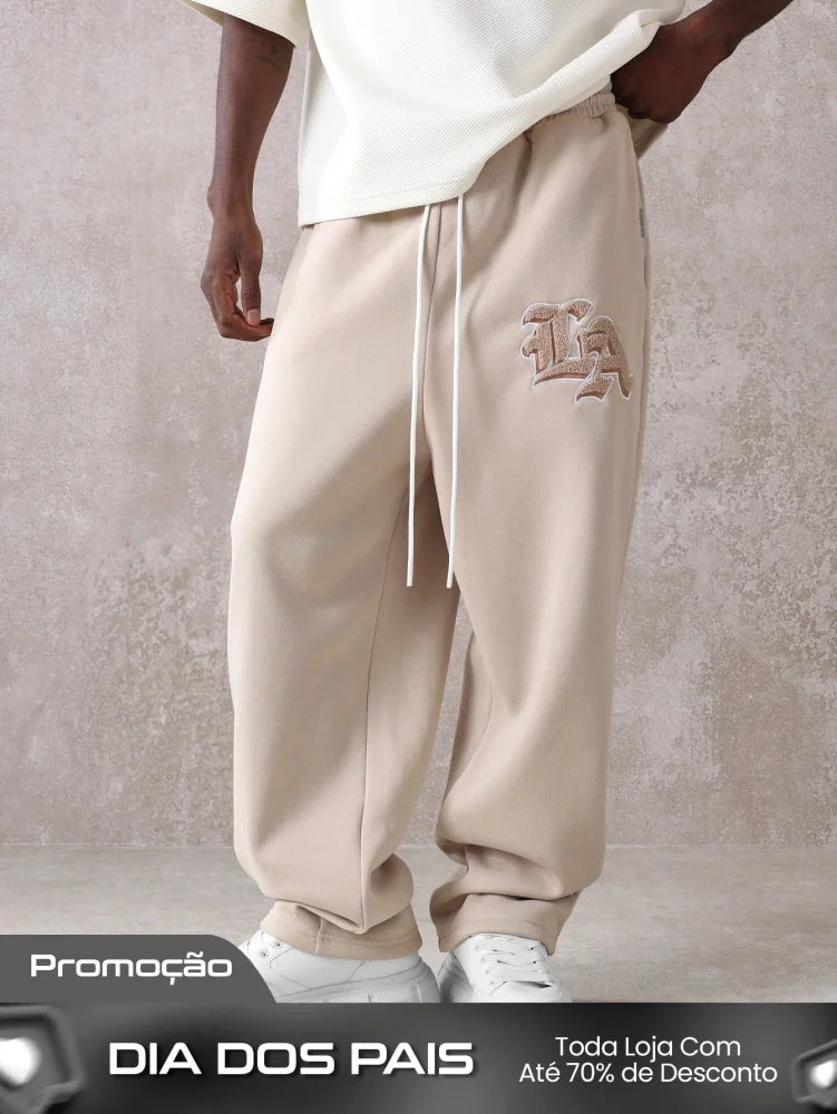 Calça Masculina Wide Leg Com Bordado Estilizado E Cós Ajustável Calça Masculina Wide Leg Com Bordado Estilizado E Cós