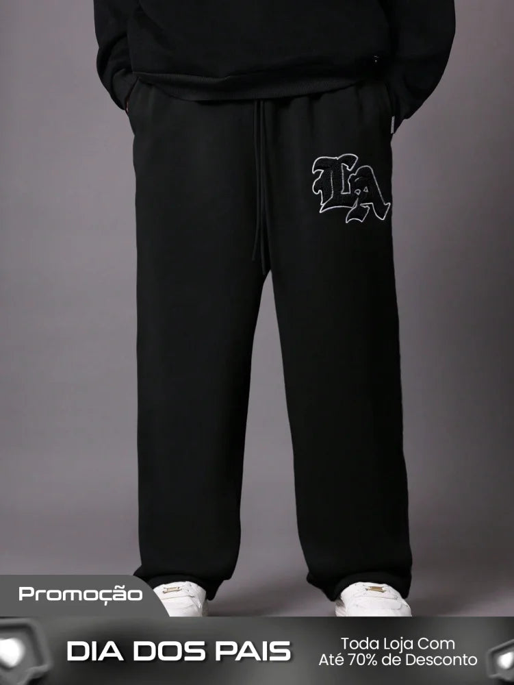 Calça Masculina Wide Leg Com Bordado Estilizado E Cós Ajustável Calça Masculina Wide Leg Com Bordado Estilizado E Cós