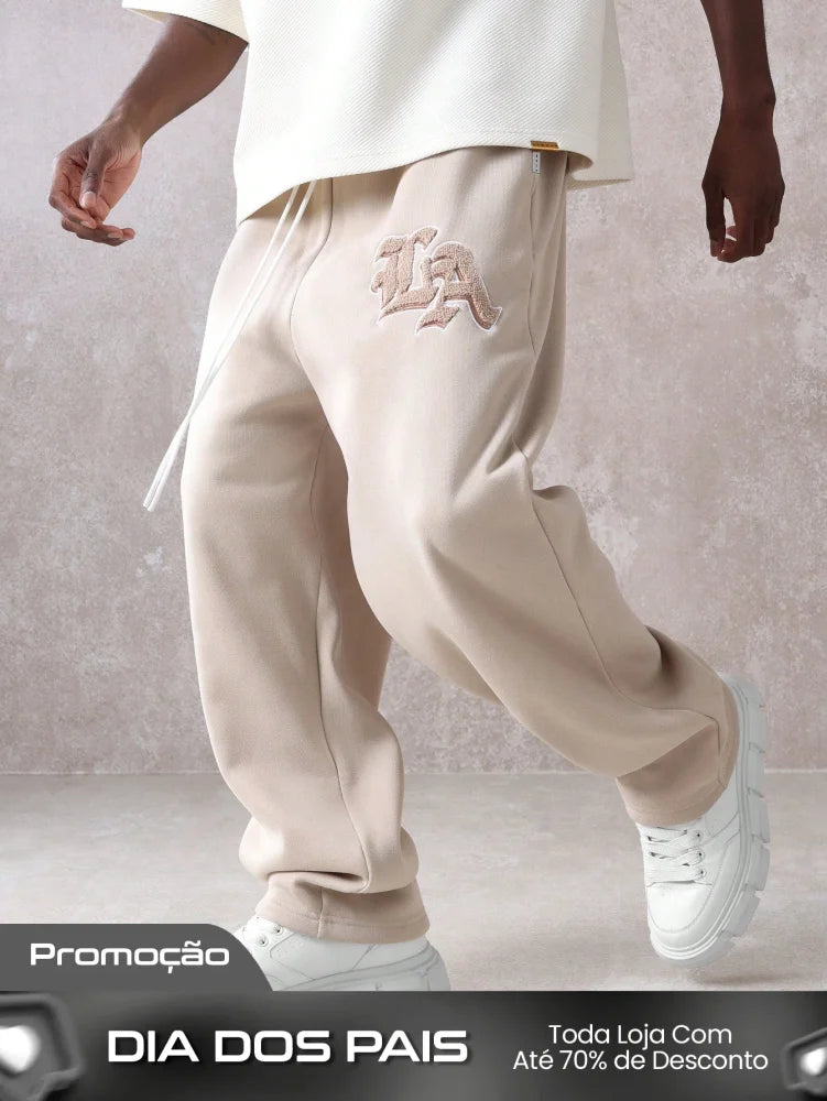 Calça Masculina Wide Leg Com Bordado Estilizado E Cós Ajustável Calça Masculina Wide Leg Com Bordado Estilizado E Cós